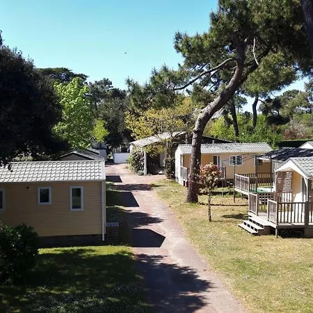 Le Puits De L'auture Parque de Campismo 4*